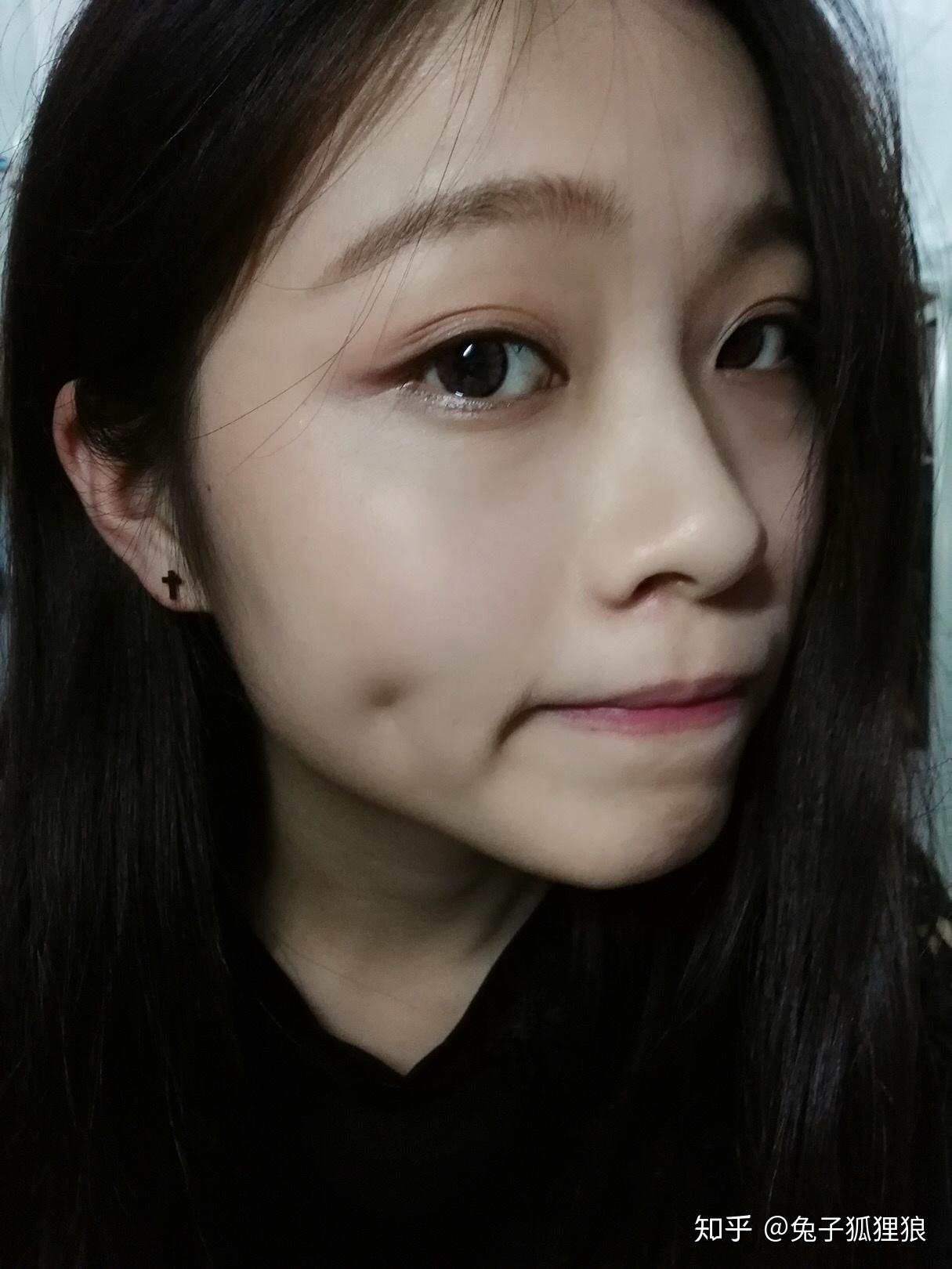 有人能自然长成这样眼尾上翘的双眼皮么. 还有.