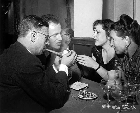地上,生活着年轻的工程师沃尔夫和妻子莉儿,机械师萨菲尔和女友弗拉莉