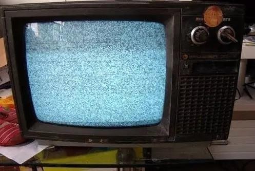 那时的电视机是四四方方的矮冬瓜,画面是黑白的,信号不好时满屏雪花