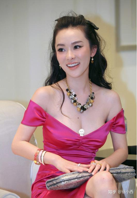 霍思燕尺度越来越大穿玫红色露肩紧身裙美得惊艳比25岁时更美