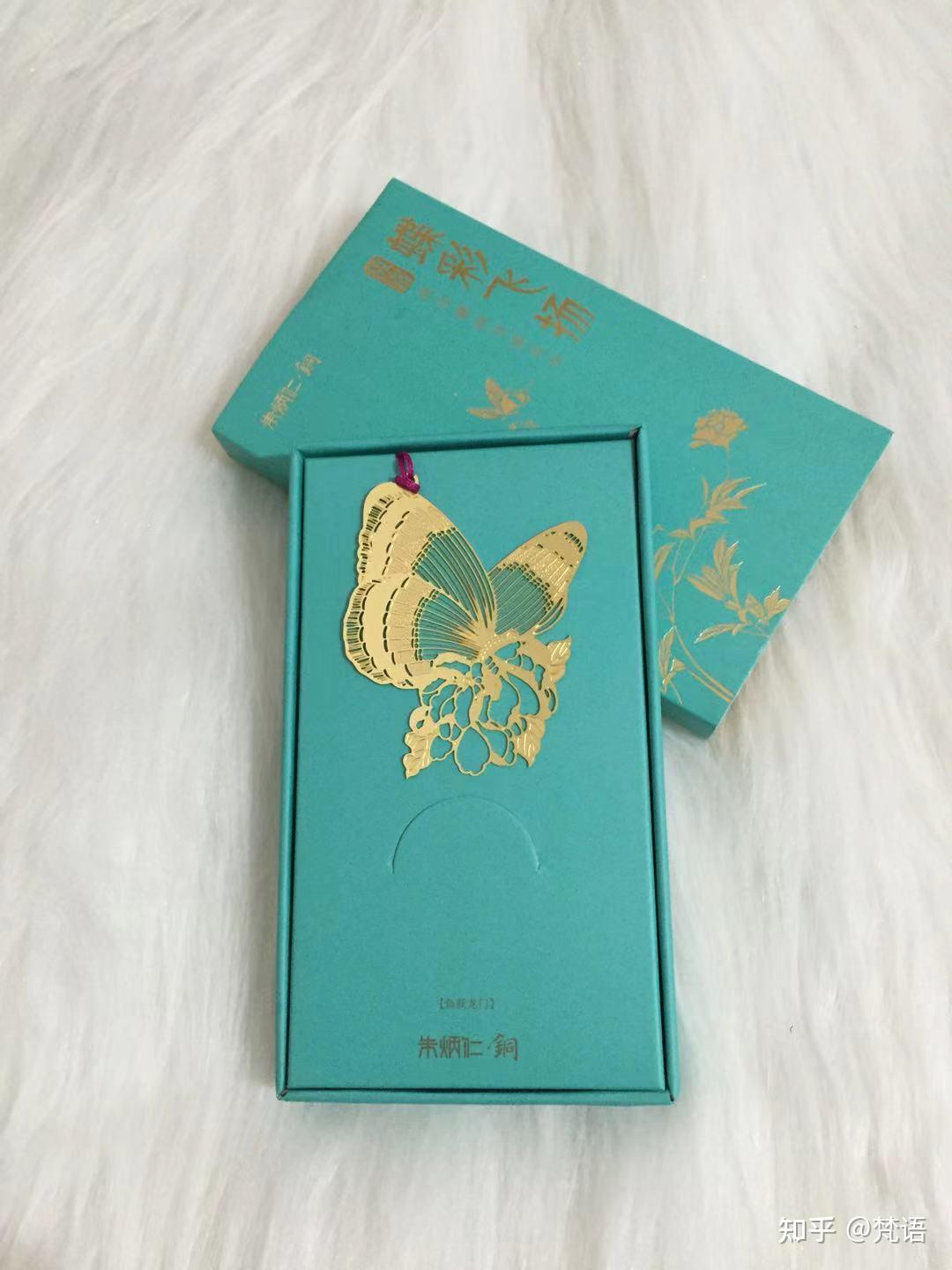 设计灵感来源于故宫太和殿前的台阶,材质:黄铜.