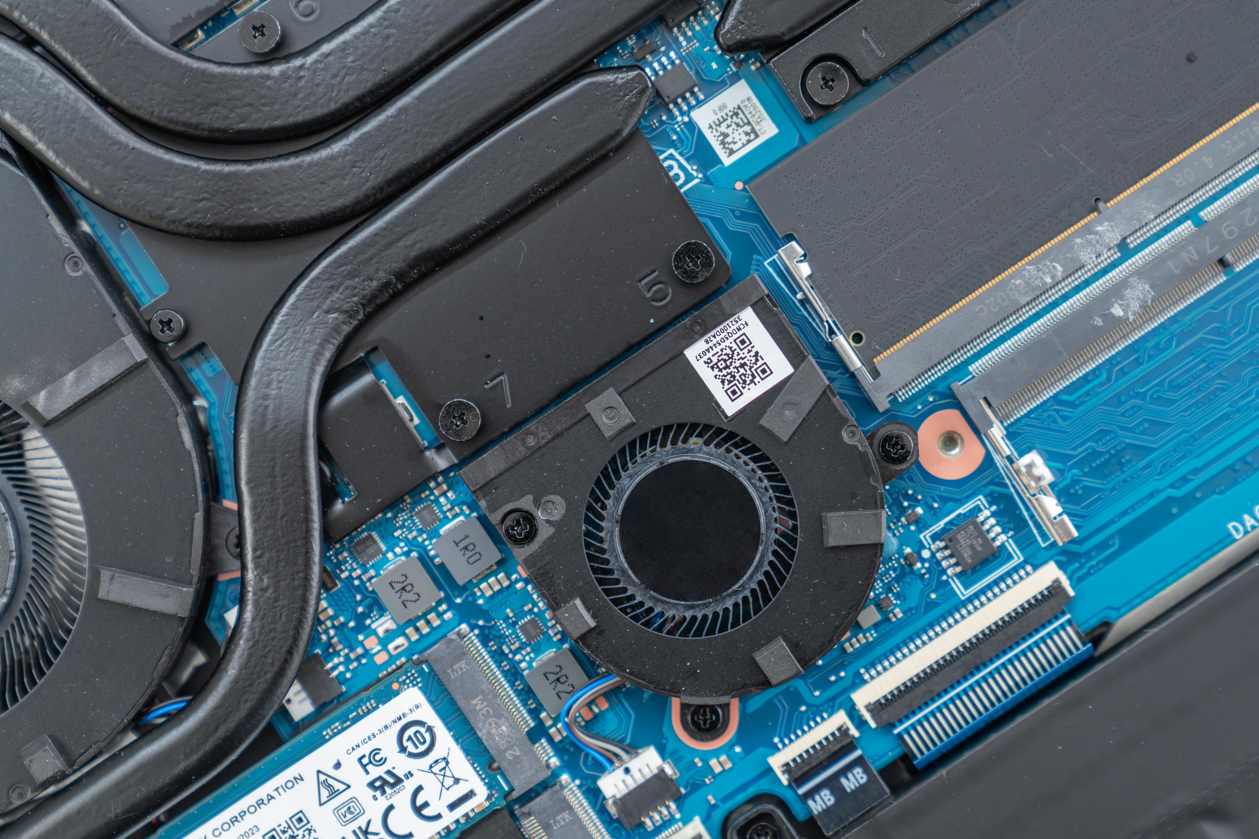 雷神猎刃16测评如何凭借三个风扇榨干13代i94060的极致性能