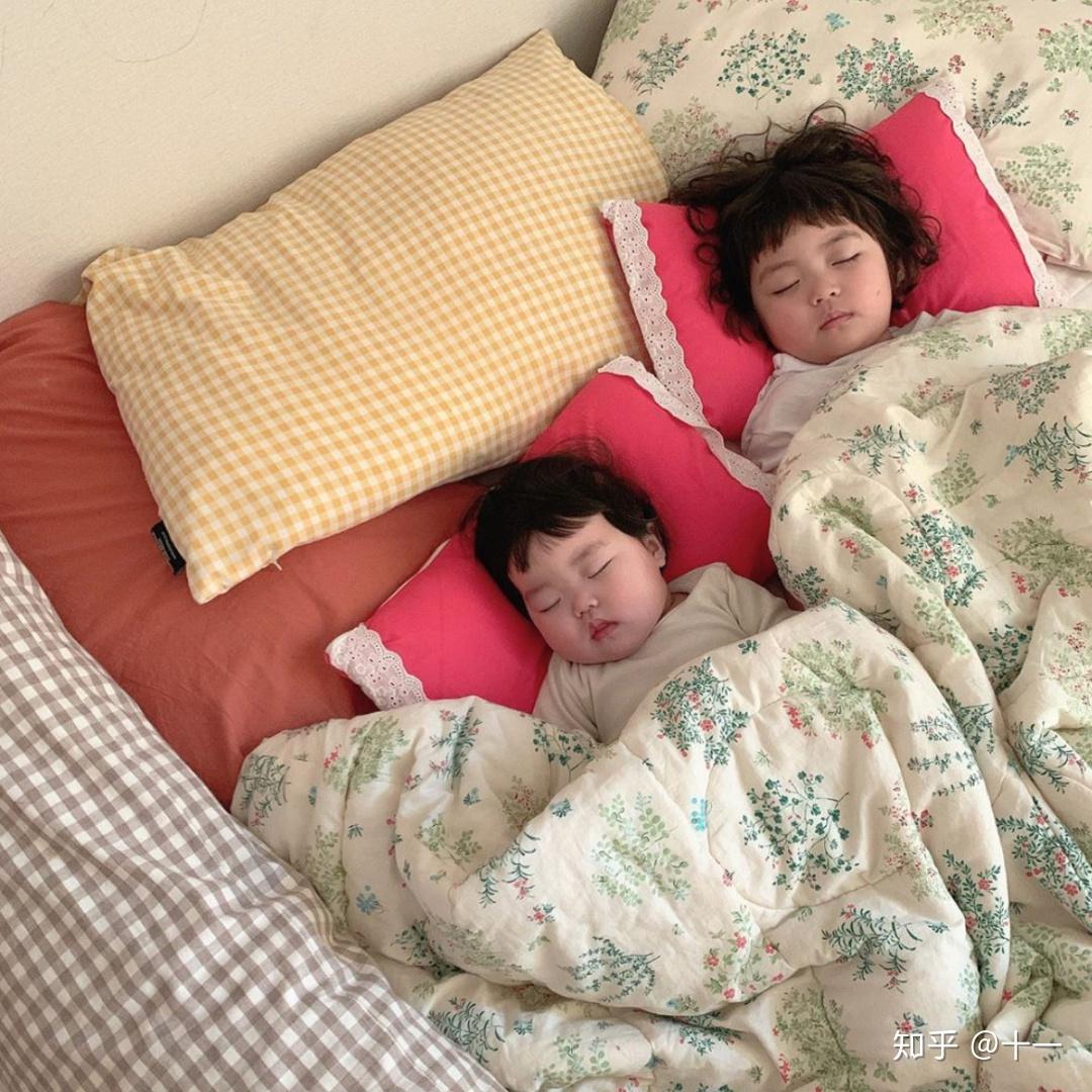 美丽的一起睡觉在a的妇女和婴孩 库存照片. 图片 包括有 家庭, 母亲, 人们, 婴孩, 安静, 位于, 母性 - 62681366