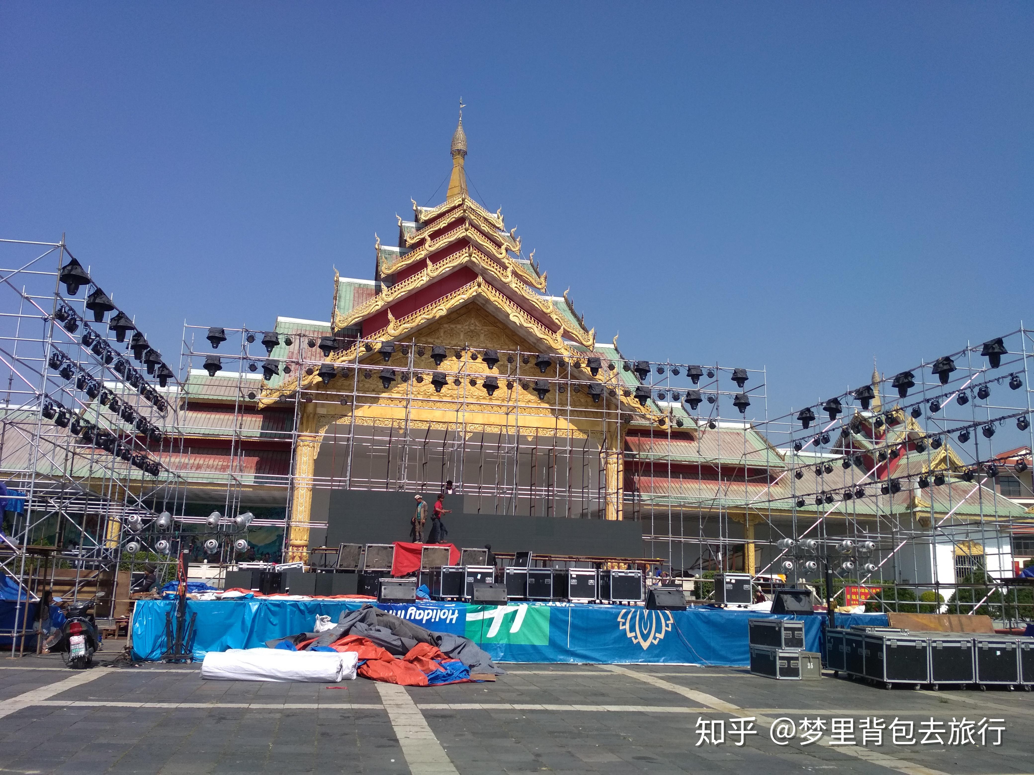 泼水节前的瑞丽江广场