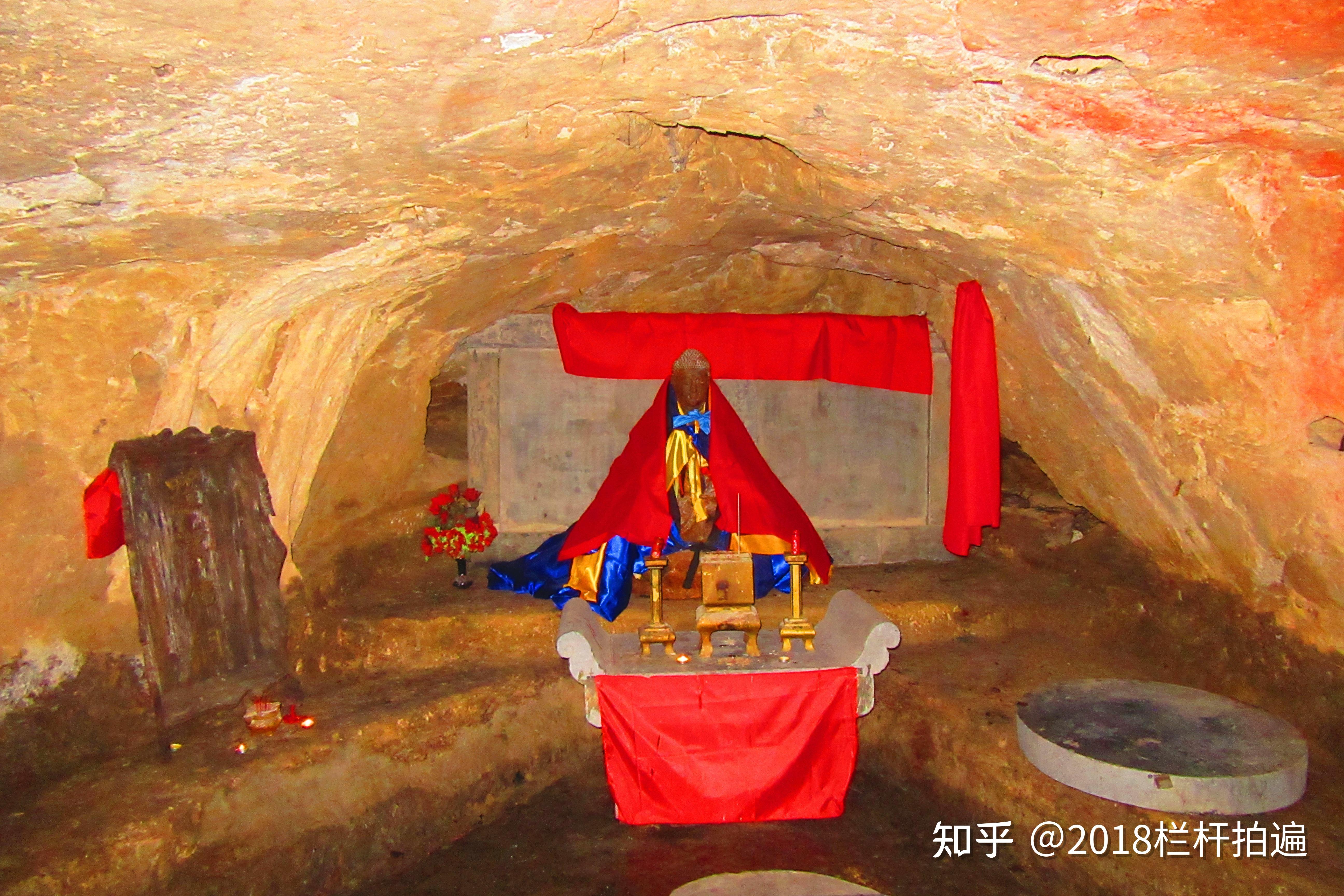 是石雕狻猊像下图,回望"罗汉堂"和"明王殿"下图,左:"辟谷洞"(未开放)