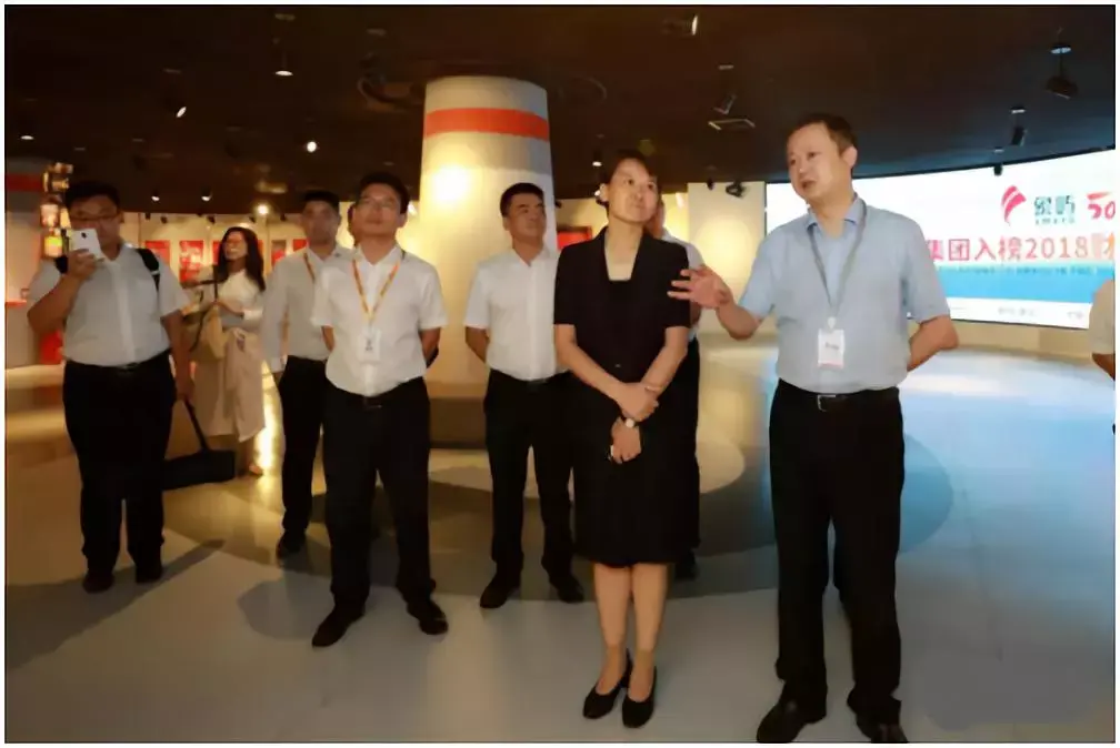 象屿集团党委副书记邵蕰默,象屿酒业总经理牟磊,象屿酒业副总经理彭少