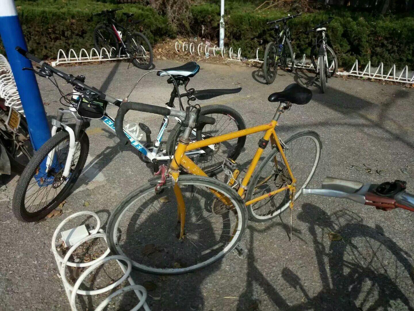 有纸笔有人骑车猜成语_看图猜成语