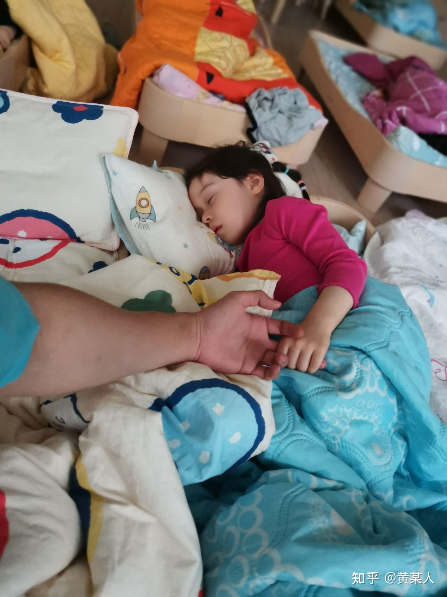 孩子睡觉为什么举手呈投降状？这是最可爱的答案