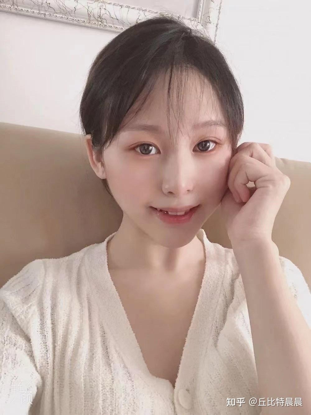 熟悉后发现她也有活泼的一面未语先笑   两颗小虎牙笑起来超甜看到她