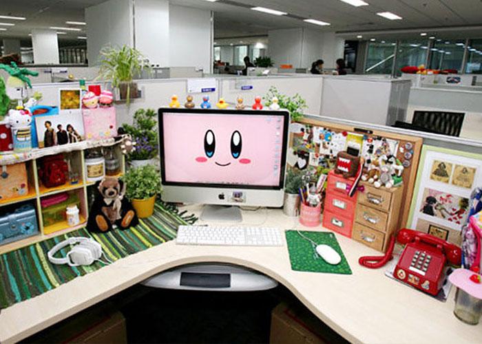 老员工:看办公桌!