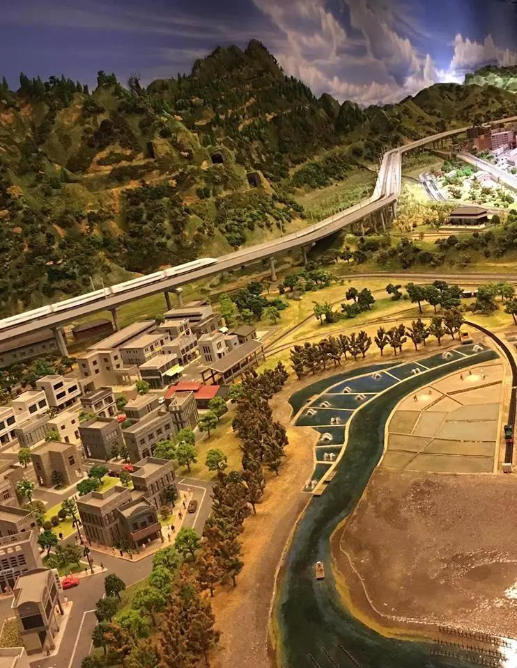 孩子们一定会爱上哈玛星台湾铁道馆,袖珍火车在微缩铁轨上行驶,沙盘上