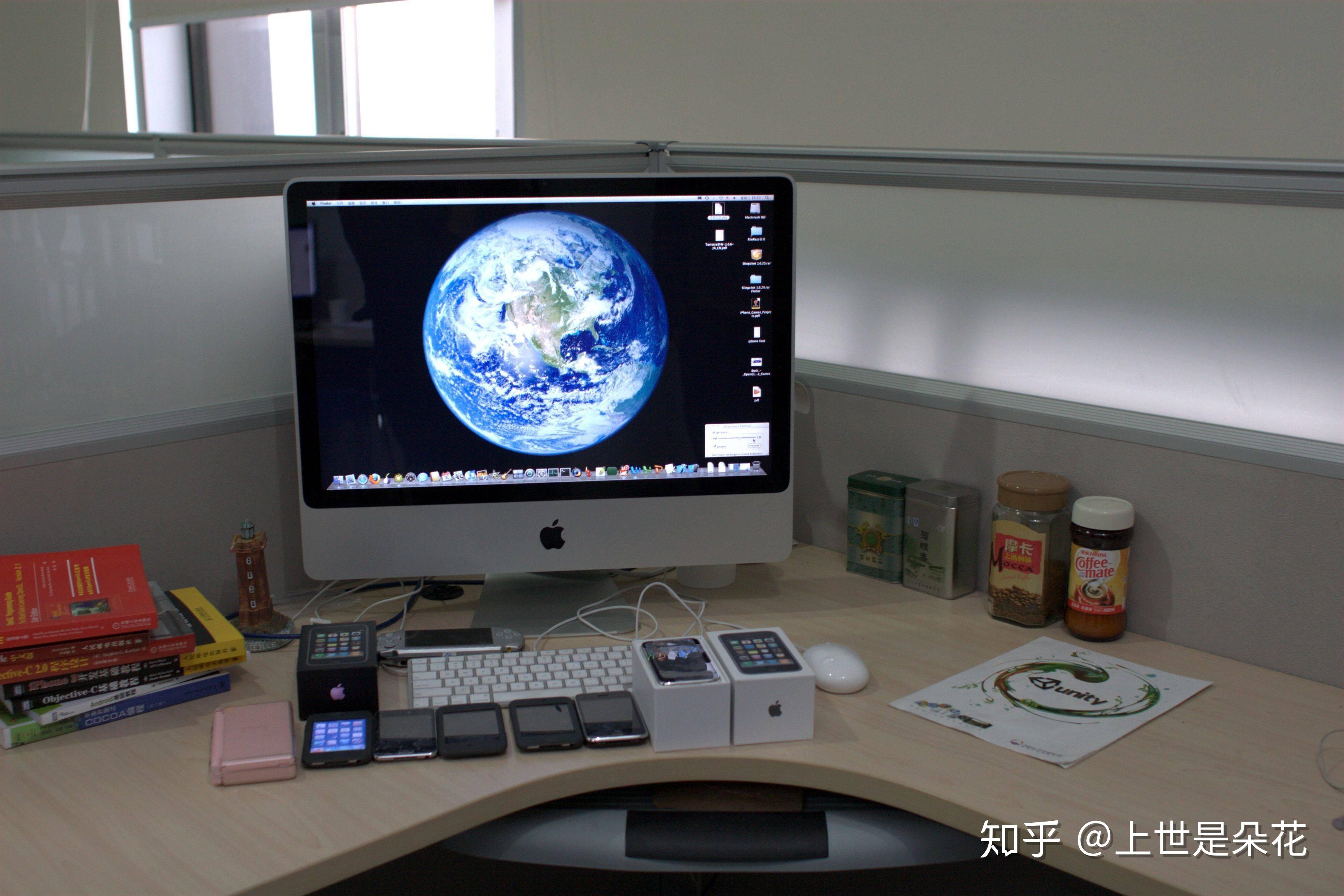 女码农晒自己工位两个屏幕看着舒服一个看代码一个看页面