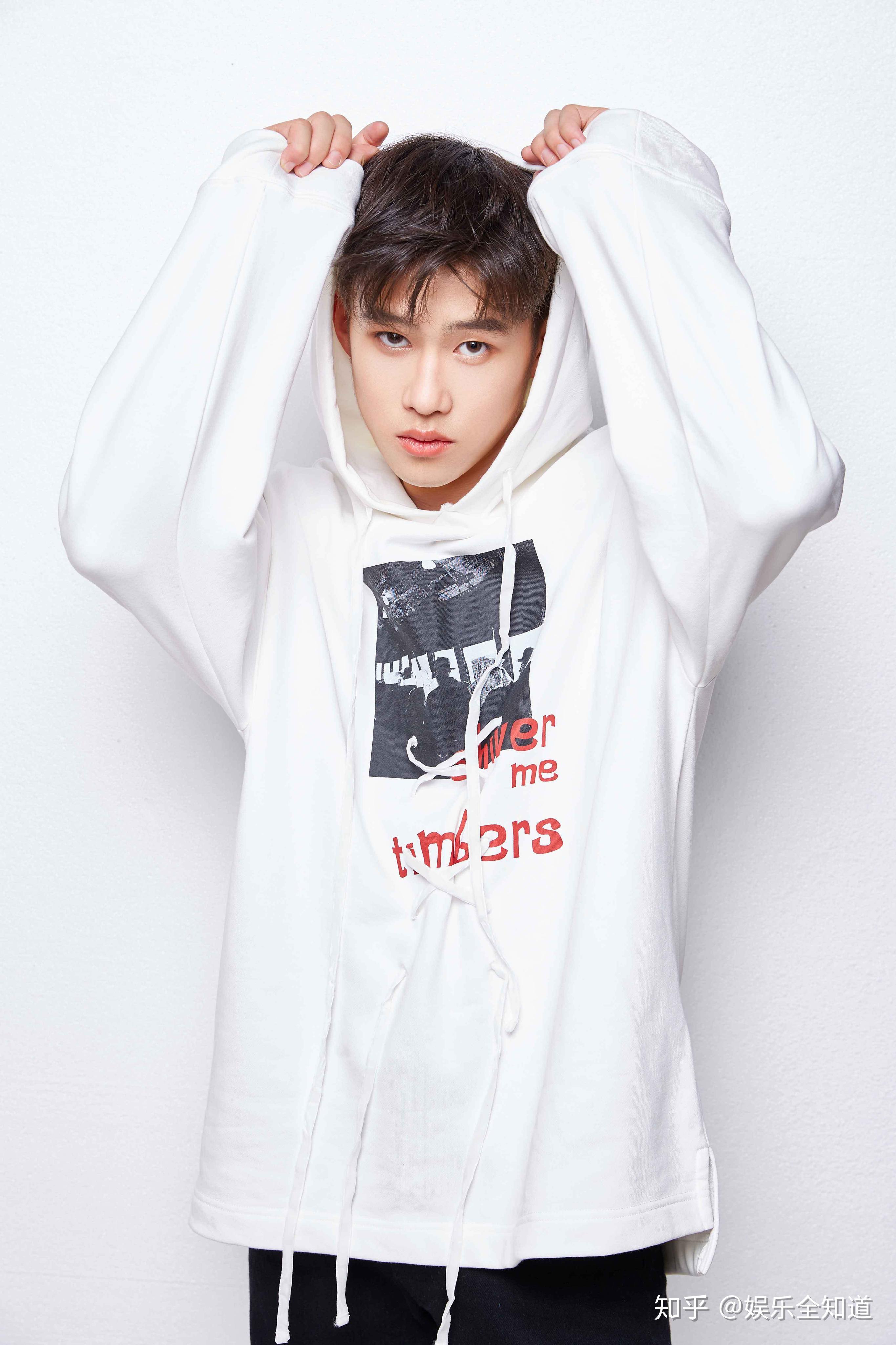 张艺初秋写真曝光时尚新潮尽显清爽帅气