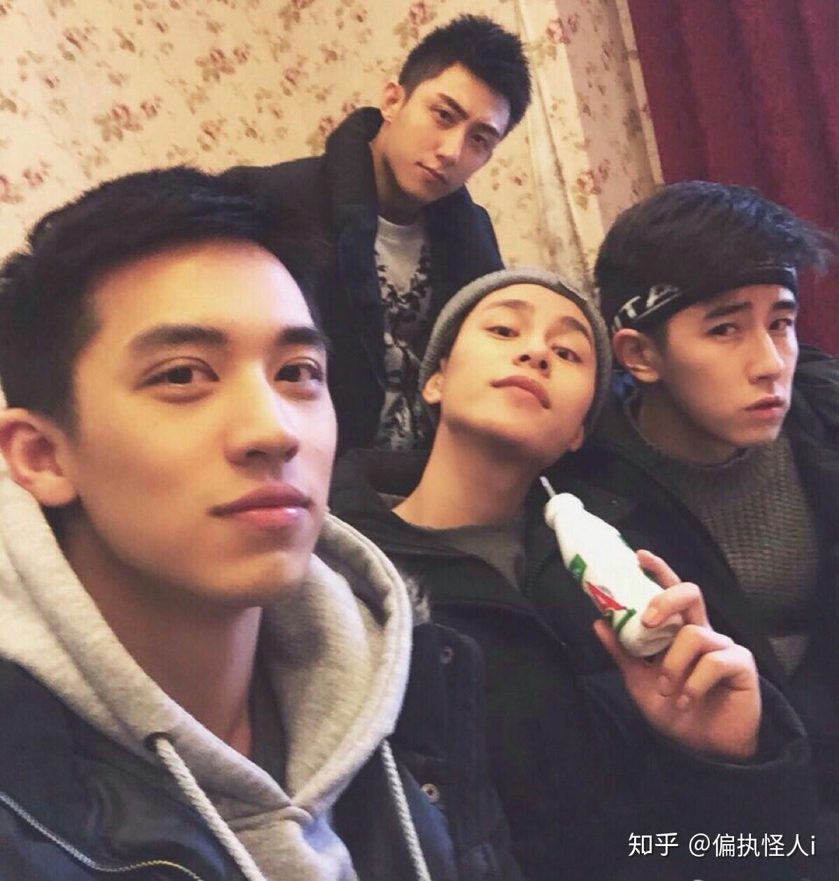 剧情简介:白洛因自小跟迷糊父亲白汉旗及爷爷奶奶生活在一起,16岁这年