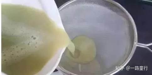 据说豆浆含雌性激素,小男孩喝多了会女性化,女