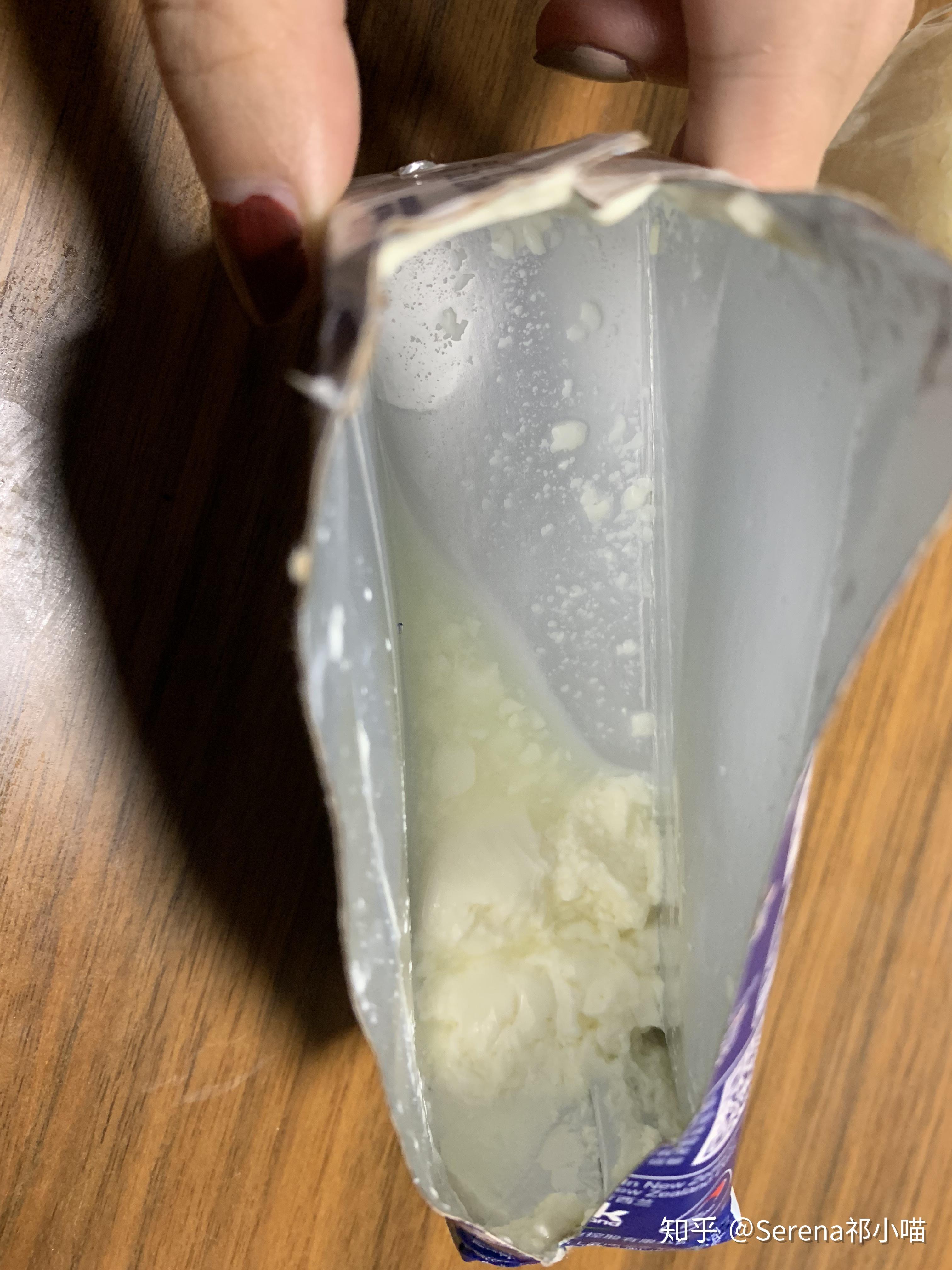 刚喝了一瓶纽仕兰牛奶发现是变质的呈豆渣状该怎么办