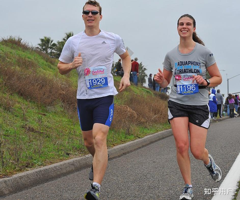 长期进行有氧运动的人和不运动的人在身体上有何区别