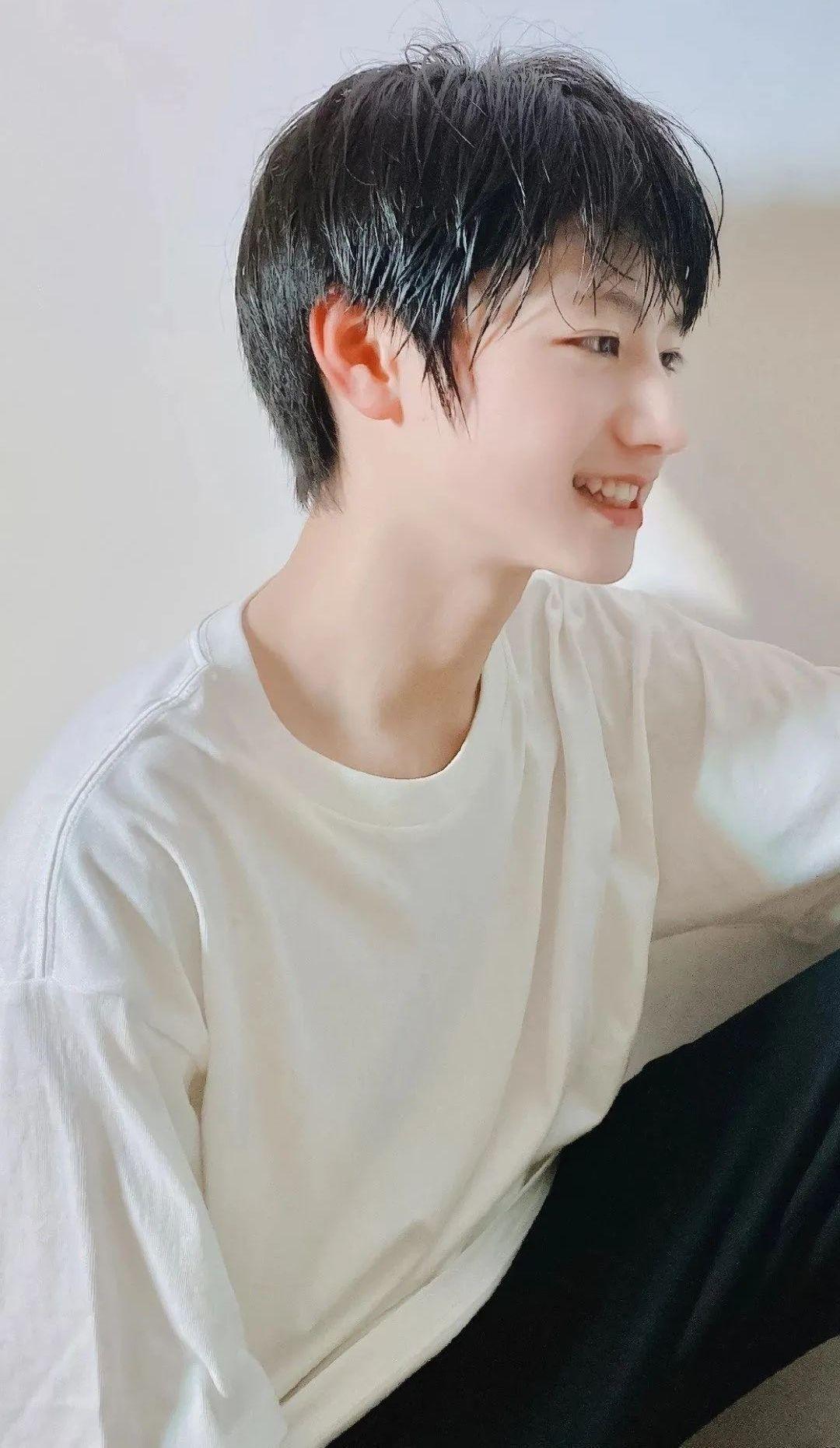 重庆七中的校草朱志鑫长得多好看