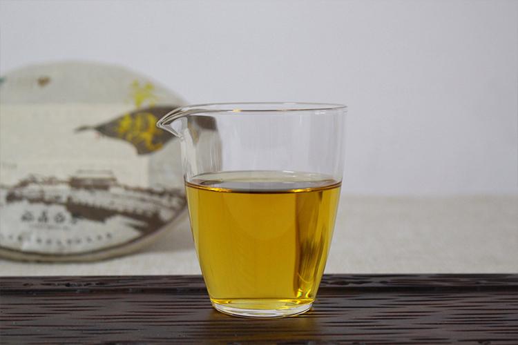 以冲泡白毫银针为例,通过玻璃杯可以尽情地欣赏银针在水中千姿百态,品