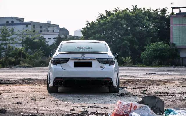 深圳车友的白色丰田锐志改装完之后竞技感十足