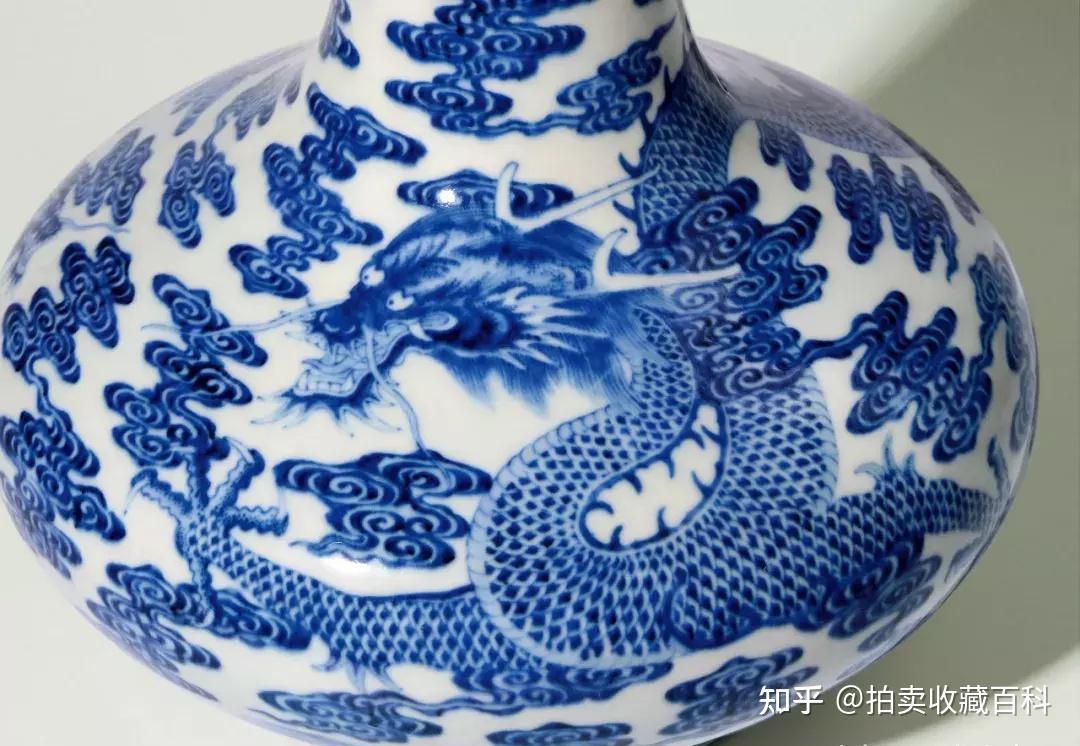 一件孤品清乾隆青花苍龙教子图荸荠瓶