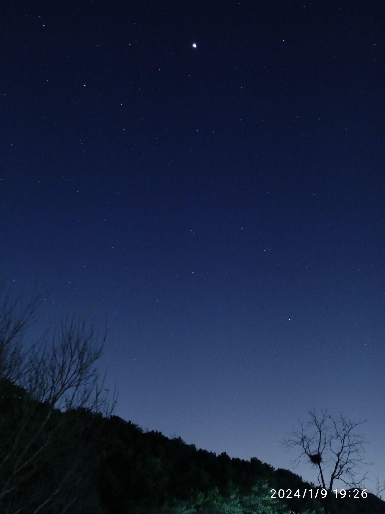 北半球秋冬季节观测到一颗星星在11月到12月大概从东往西运行