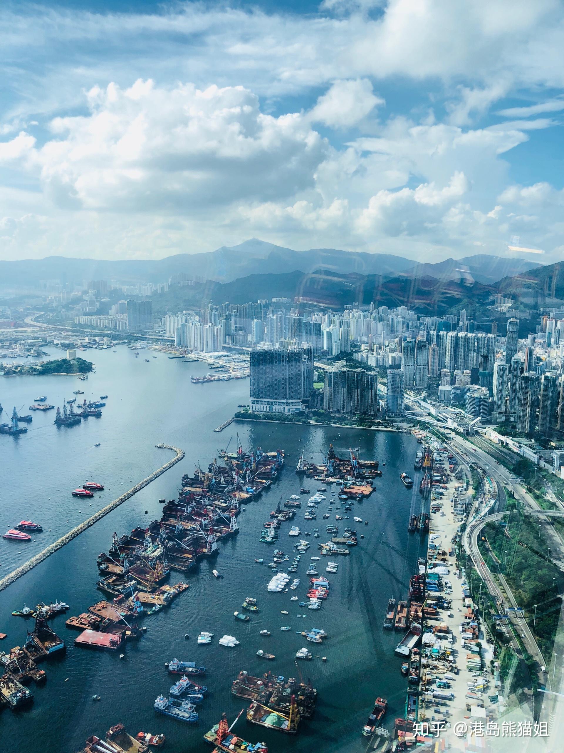 在香港最高楼环球贸易广场俯视下的海底隧道