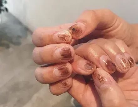 这里可能是最全的新年美甲集合了-新年美甲图片2021简单大方红色衣服