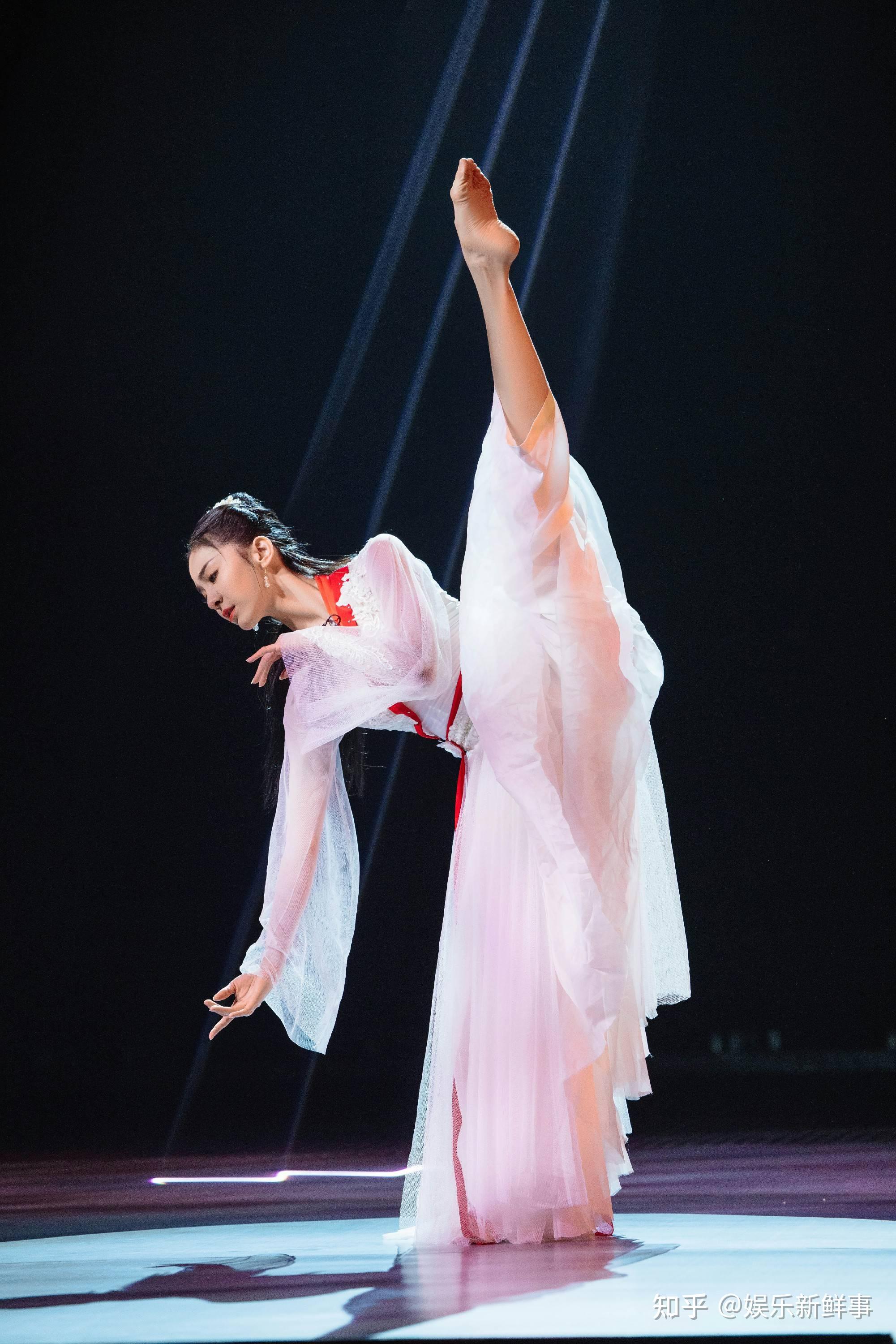 唐诗逸《乘风破浪》首秀 《一生所爱》浪漫出圈