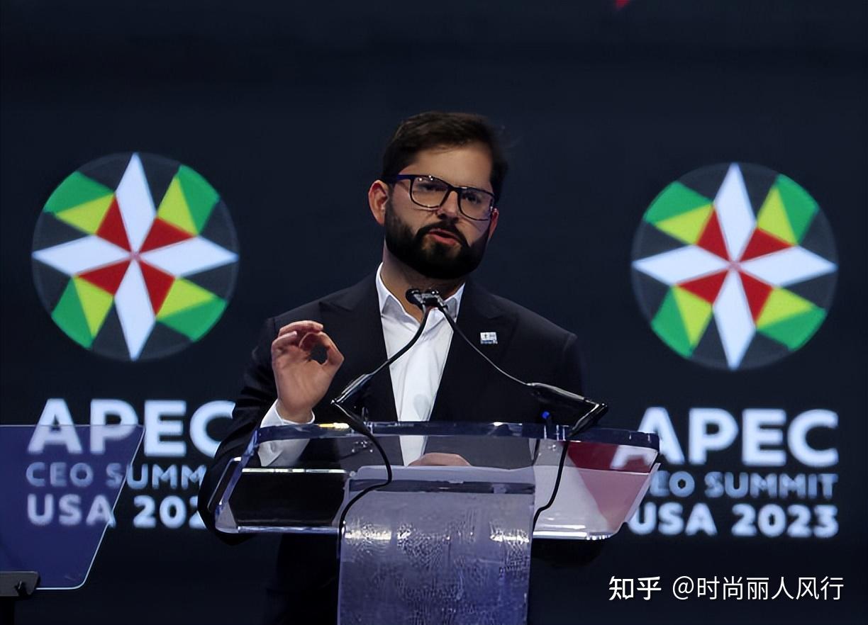 智利总统抵达美国出席apec双手插兜依然不羁随行女士吸睛