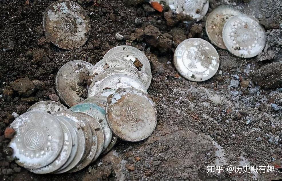 拾金不昧的故事1982年一个少女无偿上交了价值上亿的银元