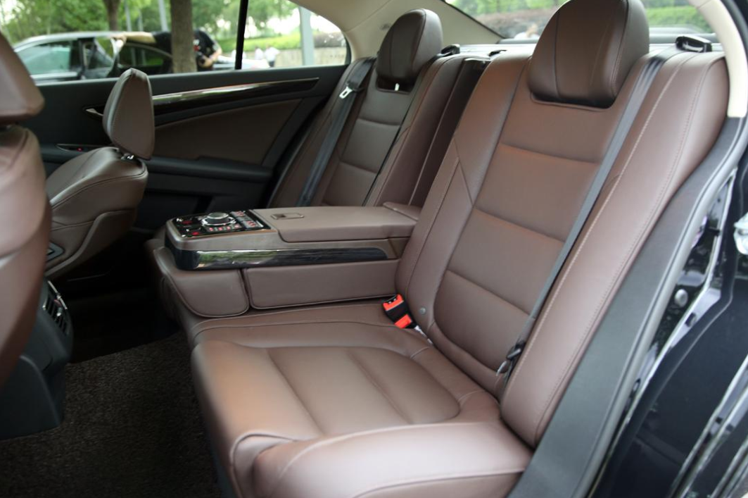 在舒适性方面,红旗h7表现不错,无论是前排还是后排的座椅软硬适中