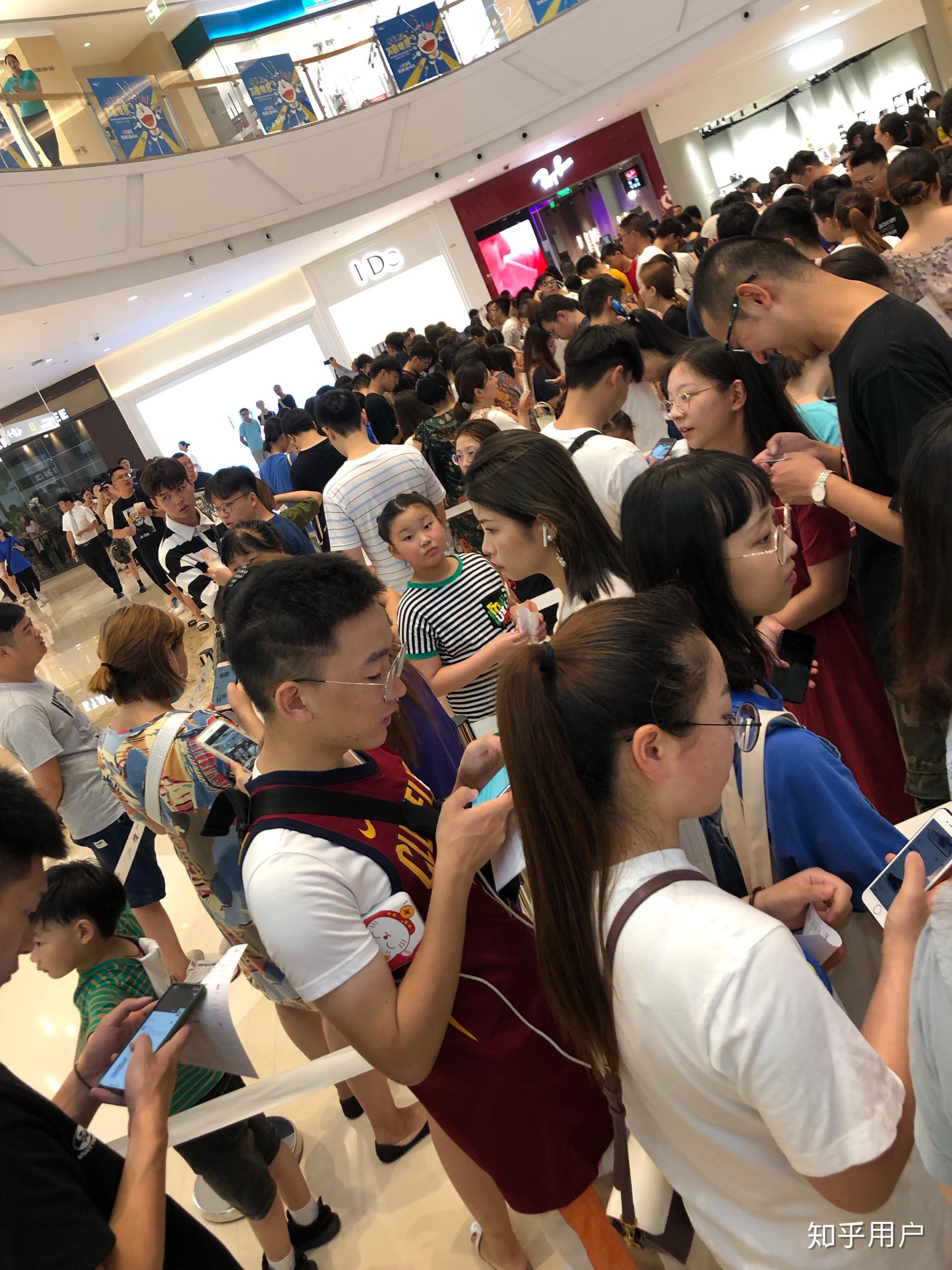 为什么喜茶总是这么多人排队?