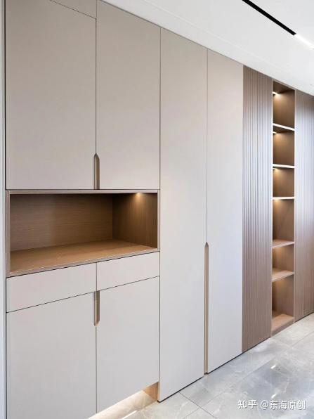 柜门是大众的首选欧式风格,中式风格的可以选择各种造型门板款式有