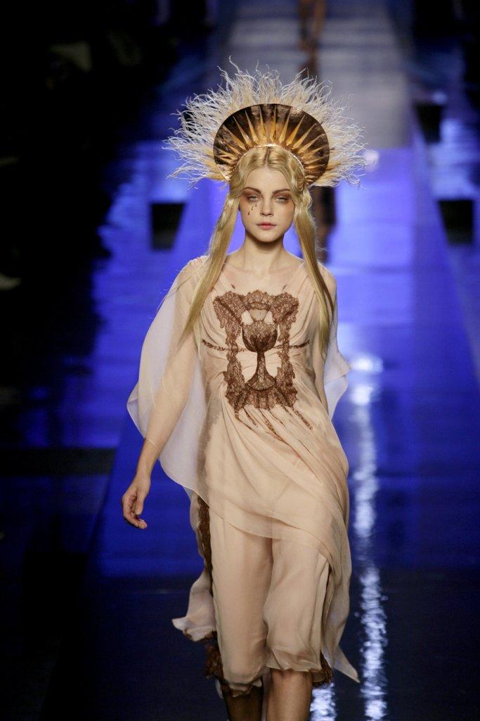 圣杯等形象,也成为了这一季的设计元素,让整场弥漫着浓郁的宗教气息