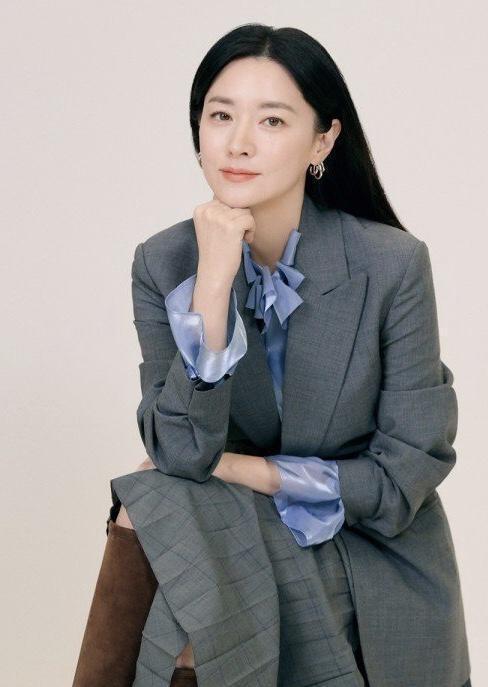 49岁李英爱值得中年女性学习穿灰色西装搭蓝色衬衫超有高级感