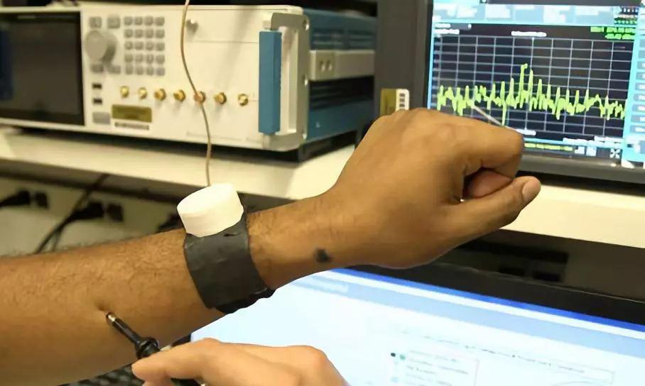 人体可以很好地传递电信号.