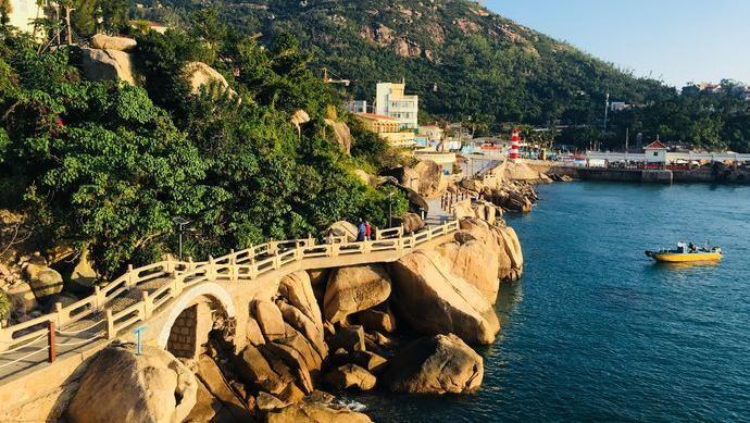 石景公园位于外伶仃岛的伶仃峰上,可以俯瞰全岛的风景.