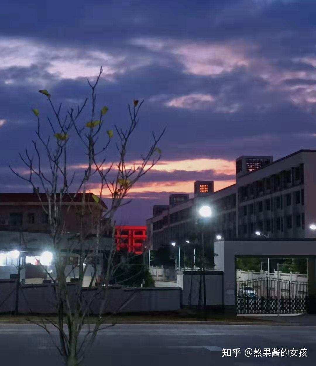 陆丰市龙山中学新校区感觉怎么样啊,真的很苦吗,跟老校区差别大吗,好