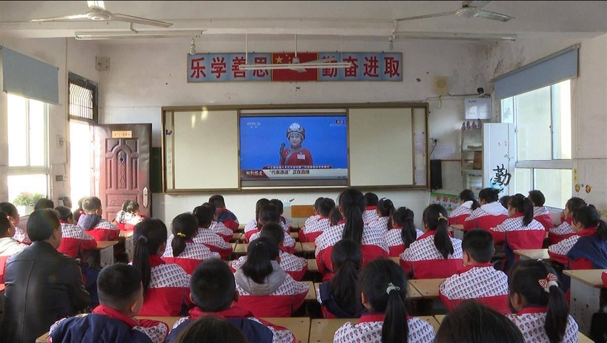 辛巴带老婆去大连助农花坪小学师生学习英子姐姐延续助学事业