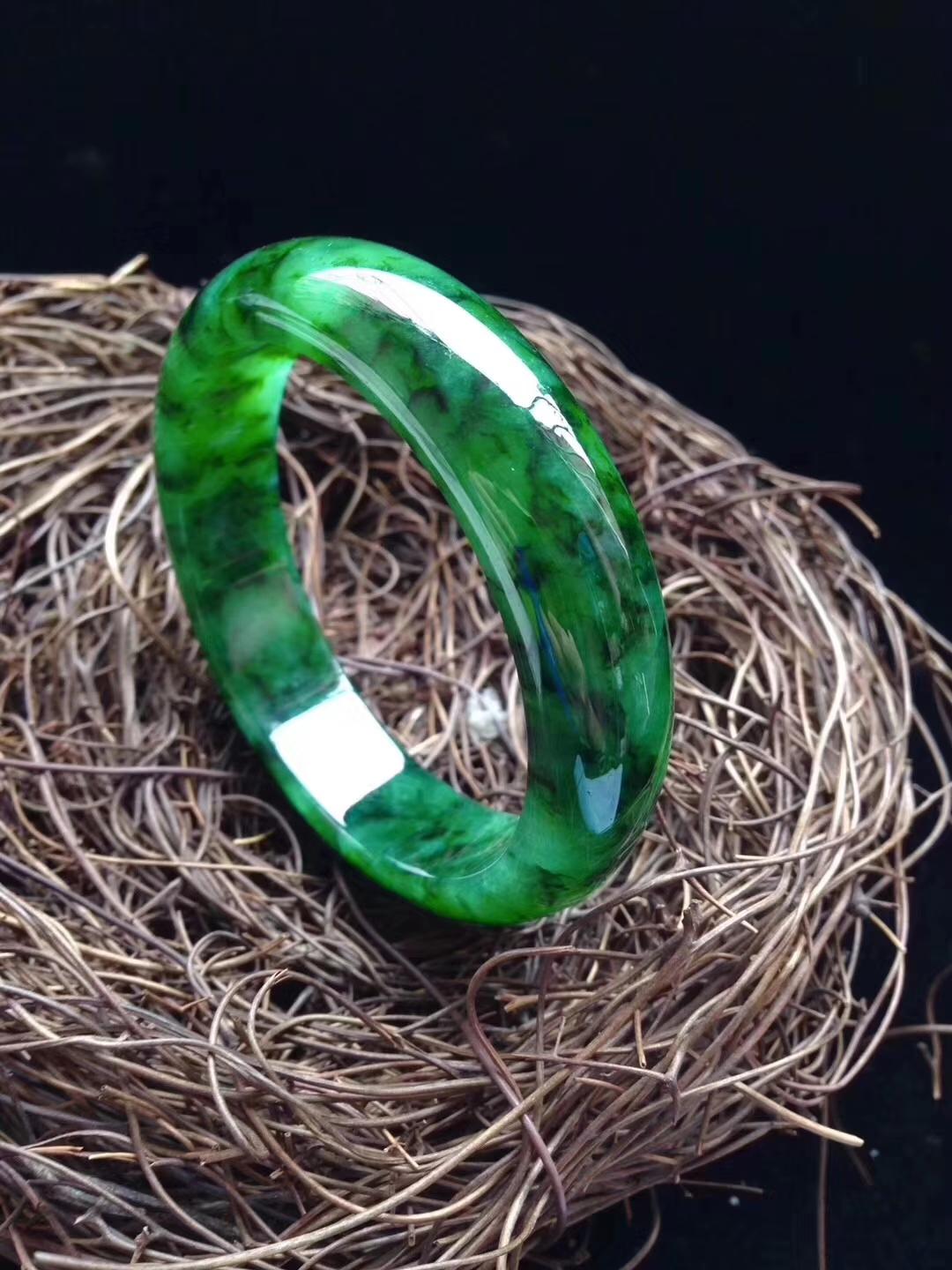 看着翡翠手镯,就宛若看着历史云烟走过,只需要浅浅的回首,就可以让身