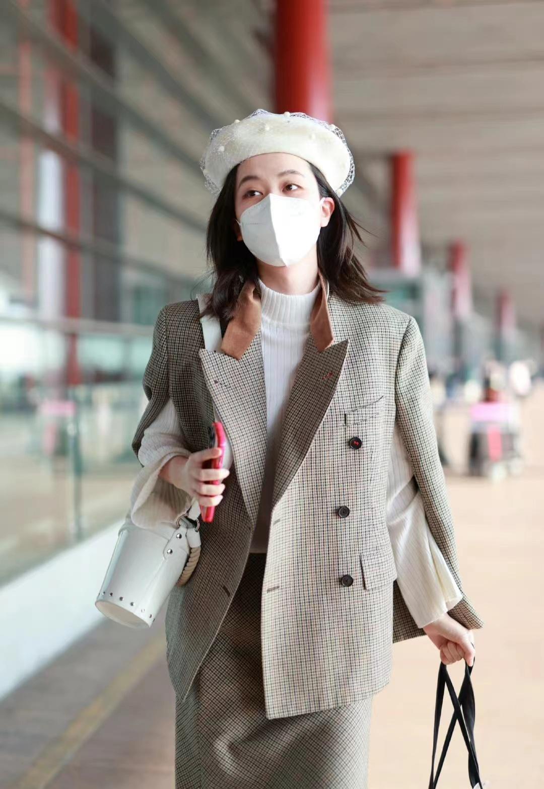 乔欣穿格纹创意西服外套配套装半身裙和高筒靴,尽显都市丽人风范