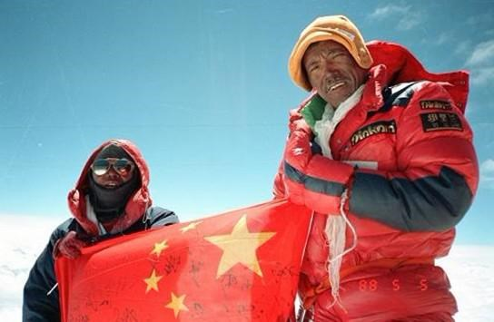 阎庚华,中国大陆第一个以个人方式登顶珠峰的人,也就是所谓中国民间第
