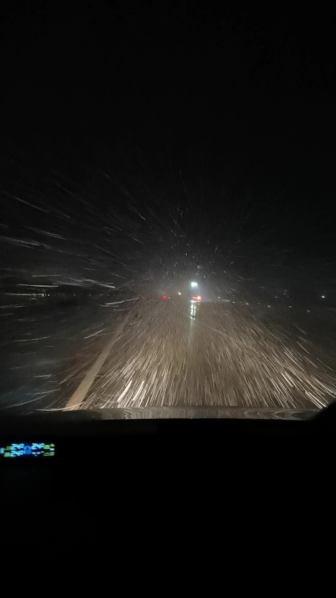 在高速上突然間下超級大雨怎麼辦?