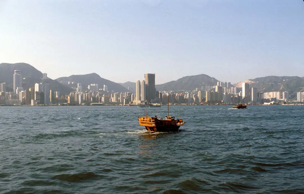 1980年,香港,法国摄影师marie mathelin拍摄的维多利亚湾港当时的香港