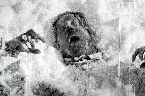 对后来发现的四人的死因,警方最初的调查是从