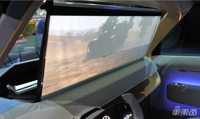 二,中控台内藏投影屏 一块"仪表板"代替后视镜