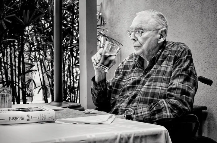 缅怀查理芒格他的这99条忠告一生受用