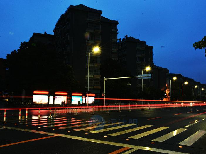 南昌出现了过马路神器多元化斑马线道钉岂止是太神奇