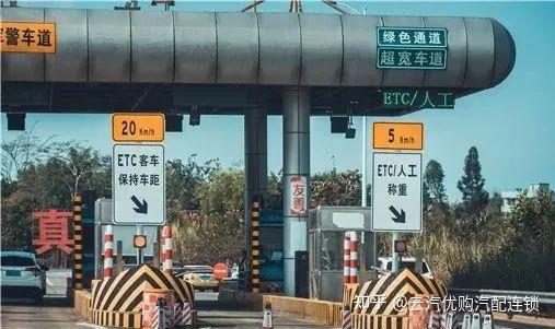 普通收費公路以車輛通過收費站收費車道的時間為準,高速公路以車輛駛